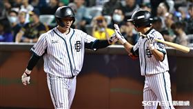 ▲世壯運棒球冠軍戰，山羊兄弟左外野手周思齊打成內野不營養飛球出局。（圖／記者劉彥池攝影）