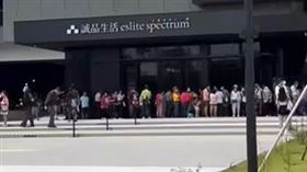 南台灣最大誠品生活首日試營運，現場人潮洶湧，彷彿一群螞蟻正排隊扛食物回巢。（圖／媽媽我想嫁去台南授權）