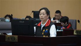 花蓮局處首長接連涉案 徐榛蔚：沒判決前都無罪前花蓮縣民政處長明良臻因涉罷免「查水表」案遭檢方依涉違反個資法起訴，花蓮縣文化局長吳勁毅28日又因涉貪遭聲押，官員接連出包引議員關切；縣長徐榛蔚（前）表示，司法還沒判決前，都是無罪推定，相信同仁清白。中央社記者張祈攝  114年5月28日