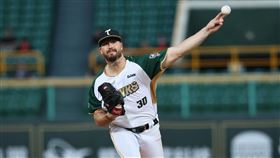 ▲艾速特先發手指流血後退場。（圖／台鋼雄鷹提供） 