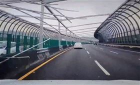 貨車載40枝鐵條沒綁緊！開上台74線噴飛成暗器　對向2車遭波及畫面曝。（圖／翻攝畫面）