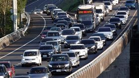 大年初五國道5號北上湧車潮（2）春節連假最後一天，14日國道5號北上路段湧現車潮，民眾收假返鄉準備上班。圖為大小車輛塞在國5石碇路段。中央社記者鄭傑文攝  113年2月14日