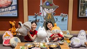 十分熱門的「玩偶陪伴服務」將迎來新角色，顧客可以指定喜愛的玩偶角色陪坐吃鍋，增添樂趣。（圖／品牌業者提供）