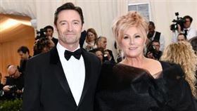 休傑克曼（左）與黛伯拉李（右）於2017年一起出席紐約大都會博物館慈善晚宴。（東方IC）