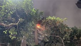 林口羅芙宮社區某7樓住戶陽台起火。（圖／翻攝畫面）