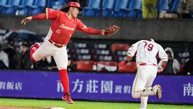 ▲味全龍吉力吉撈・鞏冠鎮守一壘。（圖／味全龍提供） 