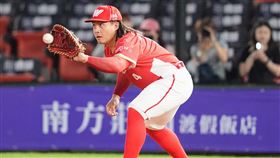 ▲味全龍吉力吉撈・鞏冠鎮守一壘。（圖／味全龍提供）