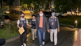 陳重文捲入北投農會選舉賄選案，晚間現身士檢，受訪時表示農會選舉與他無關，會跟檢察官好好解釋。（圖／翻攝畫面）