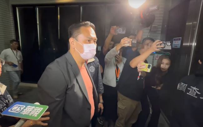 陳重文捲入北投農會選舉賄選案,晚間現身士檢,受訪時表示農會選舉與他無關,會跟檢察官好好解釋。(圖/翻攝畫面)