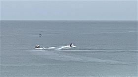 男子澎湖游泳遭海流帶離  幸運獲救（2）張姓男子28日傍晚在澎湖(山時)裡海域游泳時，不慎遭潮流帶離，以隨身攜帶的手機請求救援，澎湖警消與海岸巡等出動搜救，在海上漂流近5個小時的張男才幸運結束一場海上歷險。中央社  114年5月28日