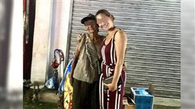 退休女校長大街上撿破爛　學生撞見吐心聲