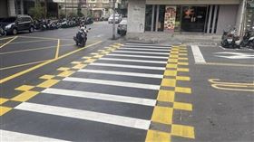 近日有台北市民在馬路上發現，在熟悉的斑馬線旁出現「整排交錯黃格」的全新標線，讓人好奇其真實用途。（圖／翻攝FB／路上觀察學院）