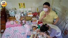 錢錢（化名）在動完腹部手術後成為植物人，父母每天以淚洗面，還得24小時輪班照顧其狀況。（圖／劉耿豪攝）