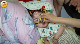 錢錢如今得依靠呼吸器維持生命體徵，連餵奶都得從胃部造口中灌入。（圖／劉耿豪攝）