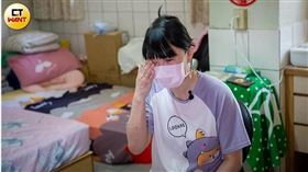 錢錢媽想到愛女如今2歲多，卻只能癱瘓在床、終身都需要專人照顧，忍不住悲從中來、淚流不止。（圖／劉耿豪攝）