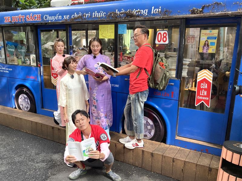 陳怡婷（左起）、Elly與張文綺穿上傳統服裝，與黃鐙輝、詹姆士結拜「越南五結義」（圖／公視台語台提供）
