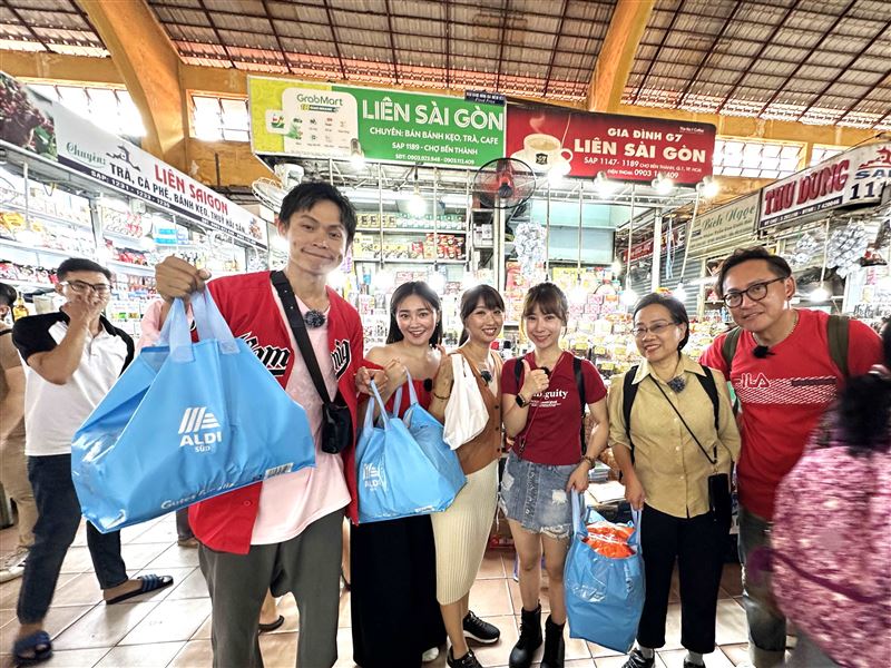 黃鐙輝（左起）、張文綺、Elly、陳怡婷、台語老師與詹姆士一同到市場大採購（圖／公視台語台提供）