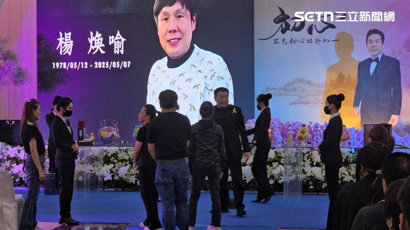 楊煥喻在演藝圈交遊廣闊,龍千玉、白雲也參加告別式向家屬致意。(圖/記者吳泊萱拍攝)