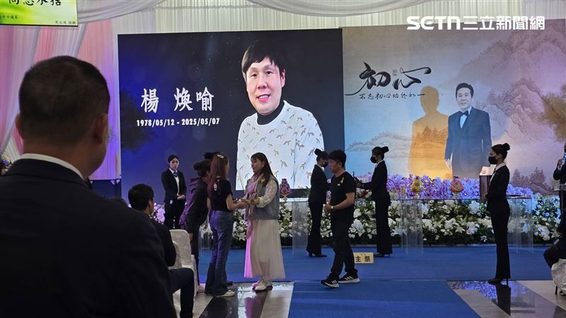 楊煥喻在演藝圈交遊廣闊,龍千玉、白雲也參加告別式向家屬致意。(圖/記者吳泊萱拍攝)