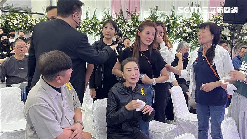 演藝圈多位好友包括楊繡惠等人都到場送楊煥喻最後一程。(圖/記者吳泊萱拍攝)