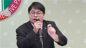 民進黨發言人吳崢、律師黃帝穎今（24）日召開「國民黨大搞幽靈連署！藍營縣市選委會別護航！」記者會。（圖／民進黨提供)