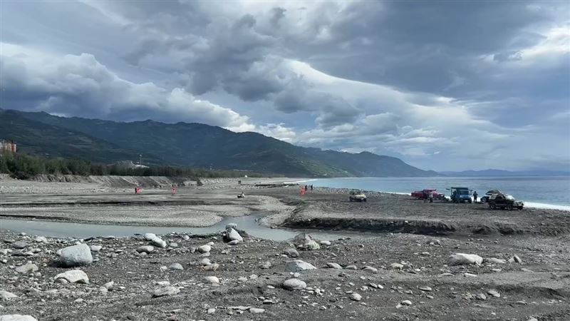 海巡人員和消防人員已分別在岸邊分組往南北展開搜索。（圖／翻攝畫面）