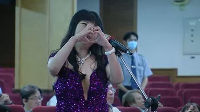 股東會她再度華麗現身　送劉揚偉花、告白