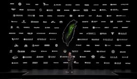 ▲輝達公布財報，成為科技股走勢的重要風向球，黃仁勳於COMPUTEX展現輝達供應鏈擴張實力，涵蓋122家夥伴。台灣半導體ETF中輝概股成分占比高，顯示台灣企業在AI潮流中舉足輕重。（圖／GTC Taipei）