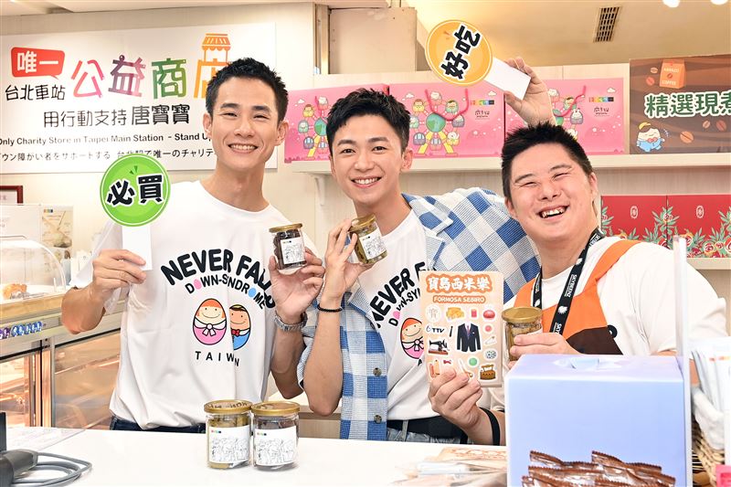 盧彥澤(左起)和陳玹宇第一次體驗結帳櫃檯直呼很新鮮。(圖/台視提供)