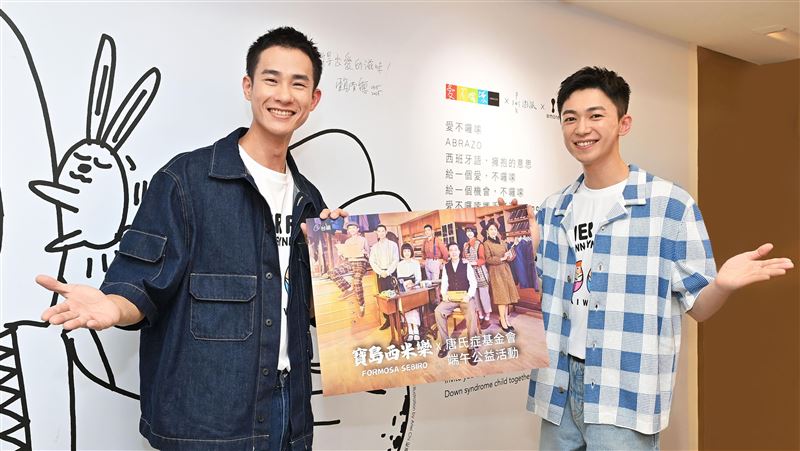 台8男神溫暖送抱抱　獻出站櫃結帳初體驗