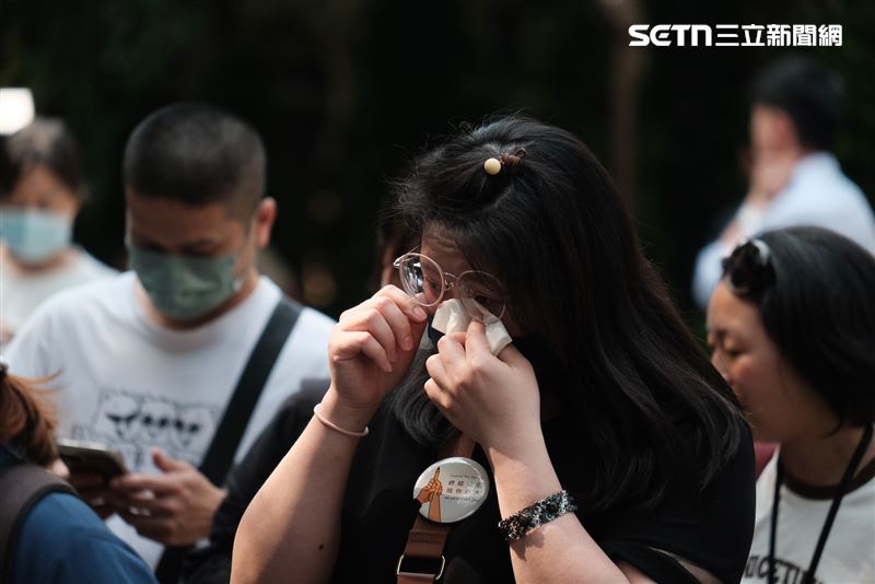 剴剴虐童案一審宣判後，旁聽民眾步出法院外不禁落淚。剴剴案中雙北市府的管理疏失，也讓監察院提出糾正。（圖／記者楊士誼攝影）