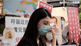 ▲剴剴虐童案一審宣判後，旁聽民眾步出法院外難掩其難過心情，不禁落淚（圖／記者楊士誼攝影）