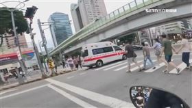 鳴笛救護車趕值勤 遇行人過馬路無奈停