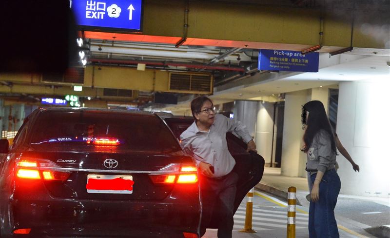 林郁容疑似動用監察院公務車到機場接送親友,遭林國春告發。(圖/翻攝自林國春臉書)