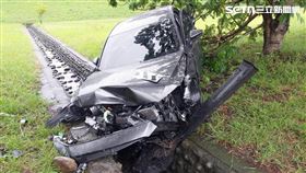 國道,國3,車禍,自撞,護欄,邊坡,車頭,全毀（圖／翻攝畫面）