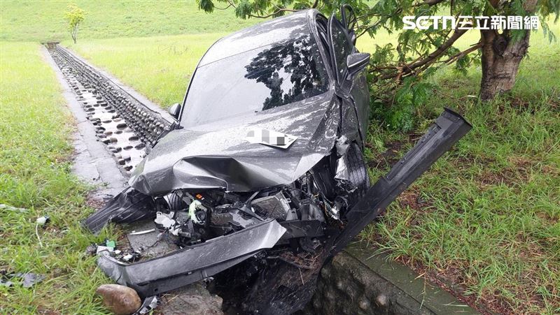 國3離奇車禍!女自撞護欄墜邊坡慘況曝