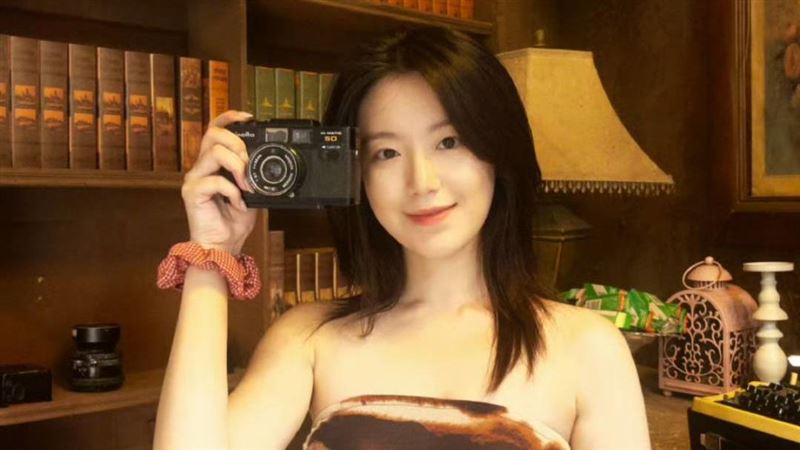 舒華以「簡體中文」聲援中國命案卻被質疑舔共。(圖/翻攝自舒華微博)