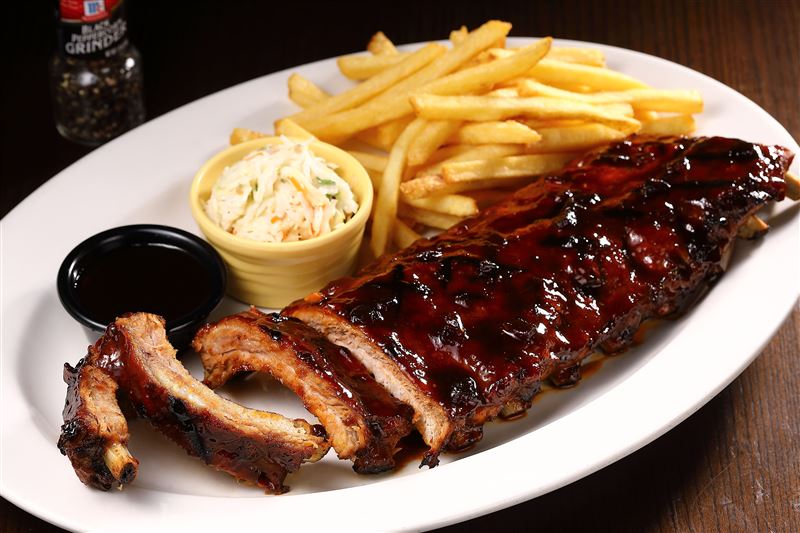 TGI FRIDAYS炭烤豬肋排端午節當天買1送1。(圖/TGI FRIDAYS 提供)