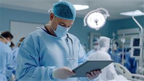 ▲鴻海旗下的康聯生醫加速推動醫療數位轉型，檢驗自動化方案已於全台逾20家醫院導入，自動化取代八成重複性操作，釋放檢驗人員專業價值，多元化運輸系統彈性部署，適應不同醫療場域需求。（示意圖／PIXABAY）