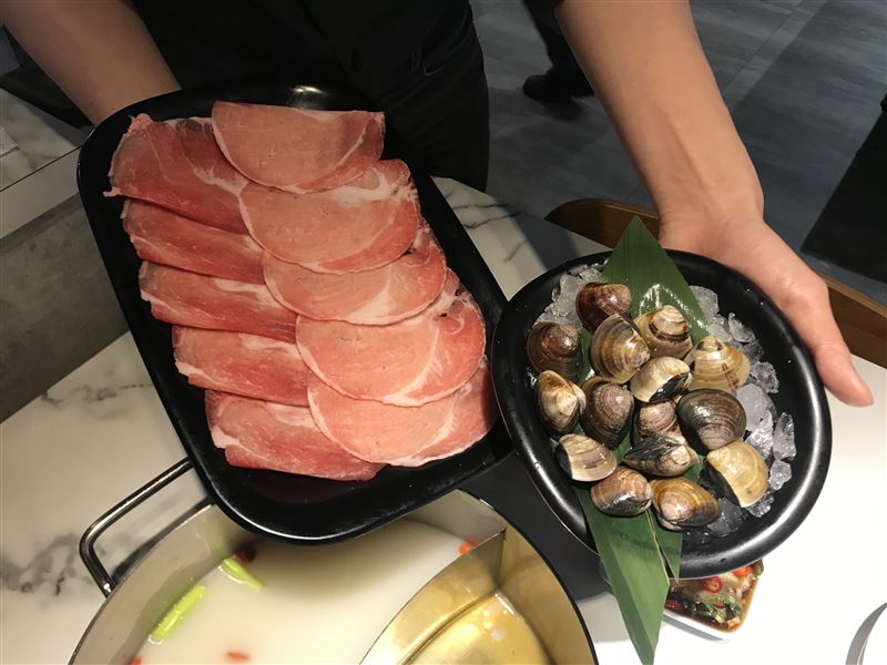 肉多多提前訂位並說出通關密語,可獲得肉盤、蛤蜊等好禮五選一。(圖/肉多多 提供)