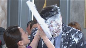 賴芊合(中)崩潰大爆發，情緒激烈狠砸蛋糕怒打假文斌，事後笑說打到全身痠痛、手抖畫不了口紅。（圖／民視提供）