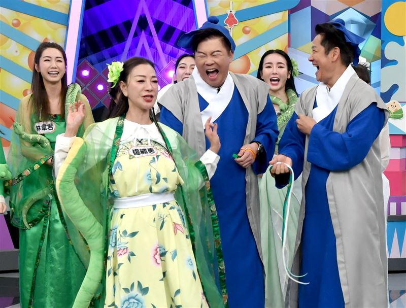 林韋君（左起）、楊繡惠、曾國城、舒子晨、徐乃麟同隊（圖／華視提供）