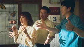 《成功路上》李程彬以不同身份穿越回到過去，和父母王識賢、張詩盈再次相處。（圖／八大提供）