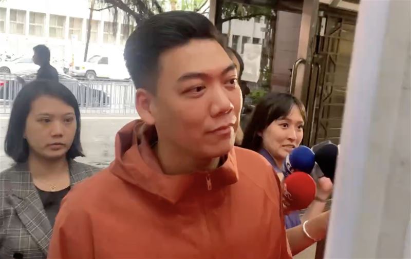 同樣又被傳喚的還有「罷吳四騎士」成員賴苡任。(圖/翻攝畫面)
