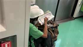 ▲有名補習班老師分享，他搭捷運時遇到一名頭戴工人帽的女子正在努力讀書。（圖／翻攝自李威立臉書）