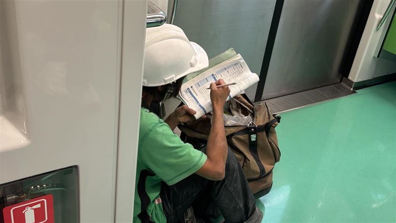 女工人搭捷運蹲坐苦讀　畫面感動12萬人