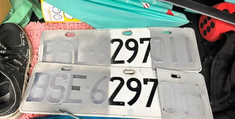 嫌犯使用的變造車牌。(圖/翻攝畫面)