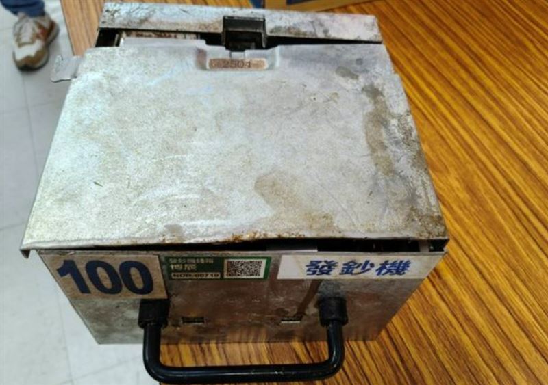 蝦皮無人智取店被破壞的錢箱。(圖/翻攝畫面)