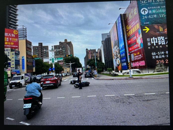 疑欲往待轉未打燈，後車閃避不及碰撞倒地。（圖／讀者提供）