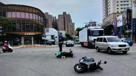 疑欲往待轉未打燈　後車閃避不及碰撞倒地